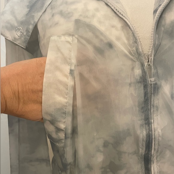 Like New Emporio Armani cloud-print hooded windbreaker jacket blue white sz 44 - Picture 15 of 17